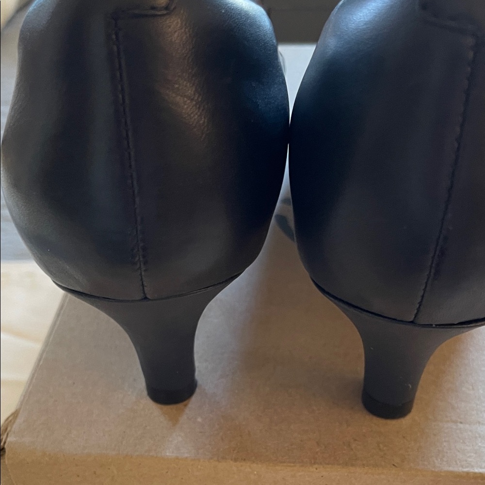Clarks Women's Elegant Navy Heels - Picture 7 of 8